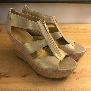 Michael Kors Berkley Zipper Wedge Sandals Size 7.5 Metallic Linen Gold High Heel